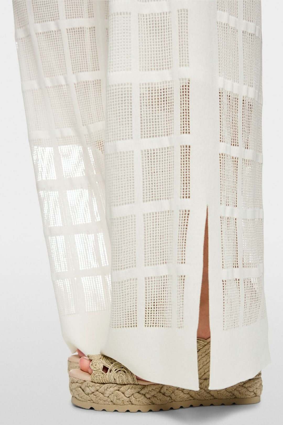 Pantalon Welkom large en maille ajourée avec détails ajourés et coupe fluide, apportant élégance et modernité.