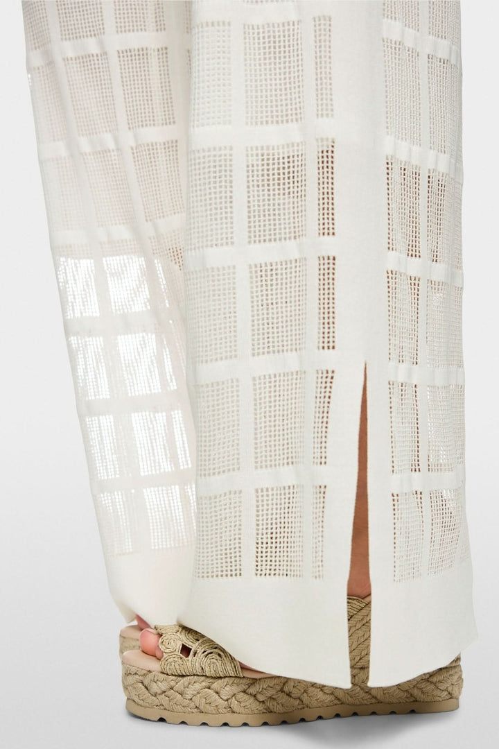 Pantalon Welkom large en maille ajourée avec détails ajourés et coupe fluide, apportant élégance et modernité.