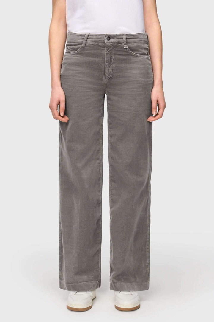 Pantalon Wide en velours côtelé à jambe large élégant et confortable pour un style moderne et décontracté.