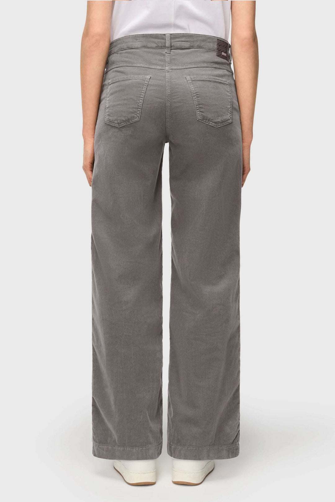 Pantalon Wide en velours côtelé à jambe large vu de dos, couleur grise, coupe large, style élégant et confortable, taille mi-haute.