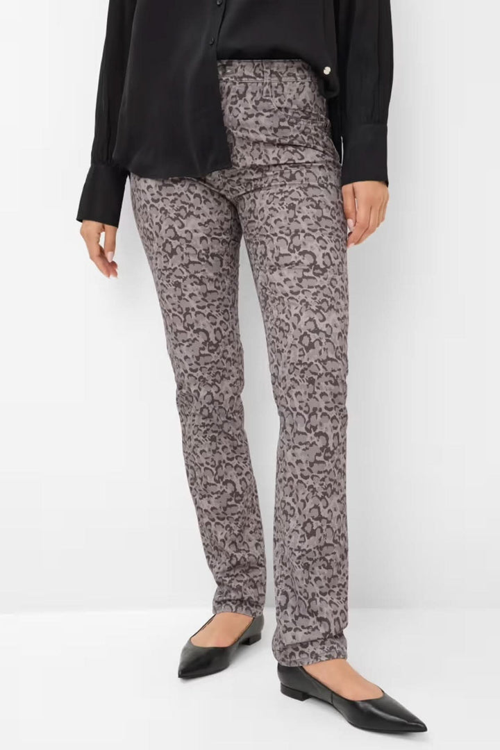 Pantalon ajusté à imprimé graphique avec motif subtil animalier, coupe près du corps, pour un style moderne et confortable.