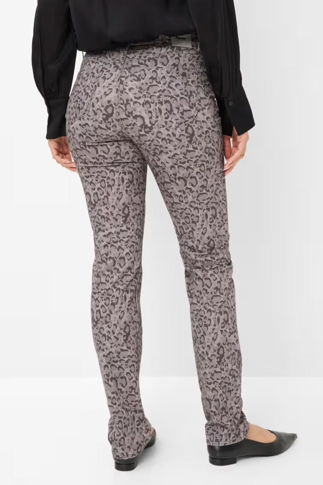 Pantalon ajusté à imprimé graphique subtil, coupe ajustée, taille mi-haute, matière extensible pour confort et chic modernité.