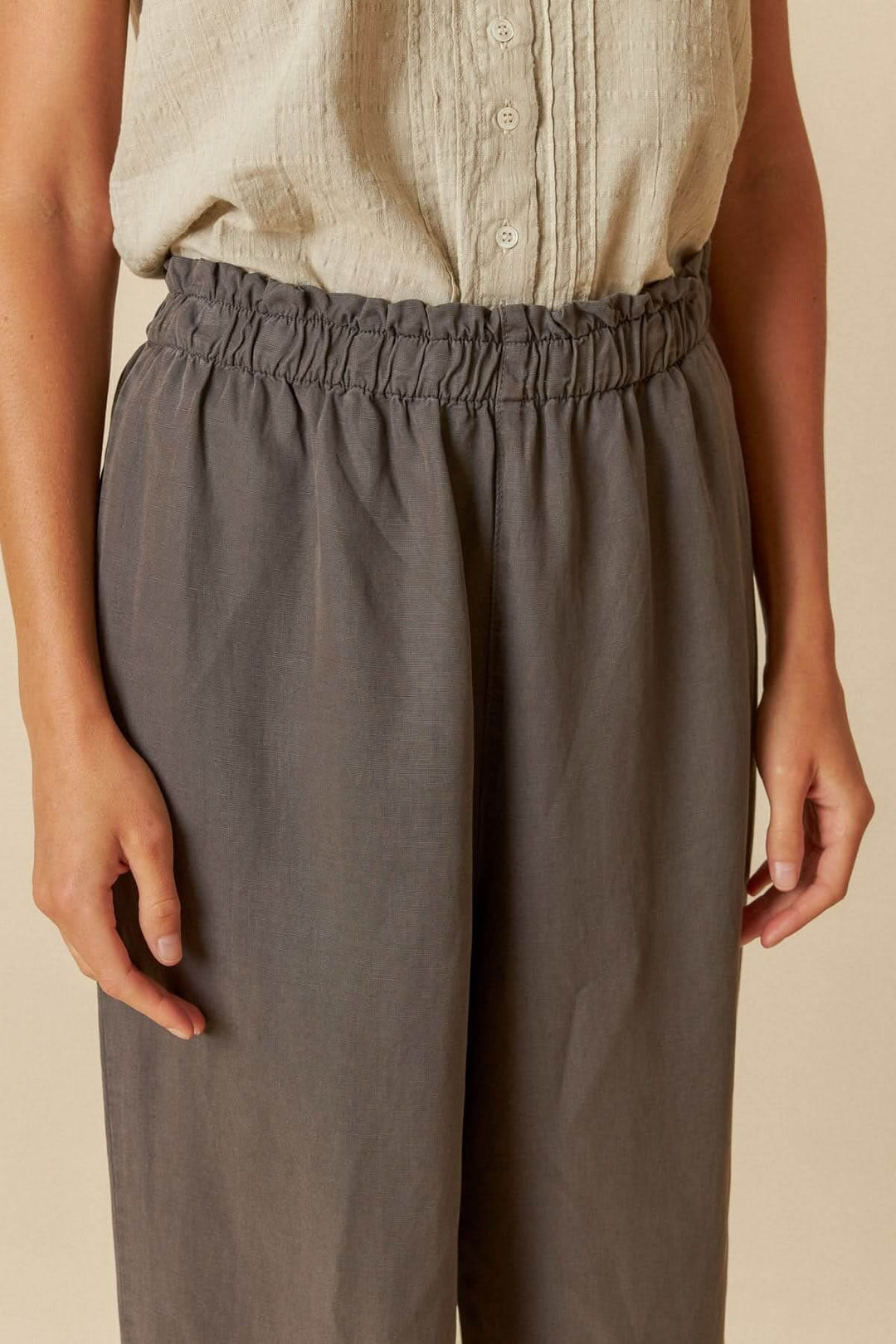 Pantalon ample en tissu léger avec taille élastiquée, idéal pour un look chic et décontracté.