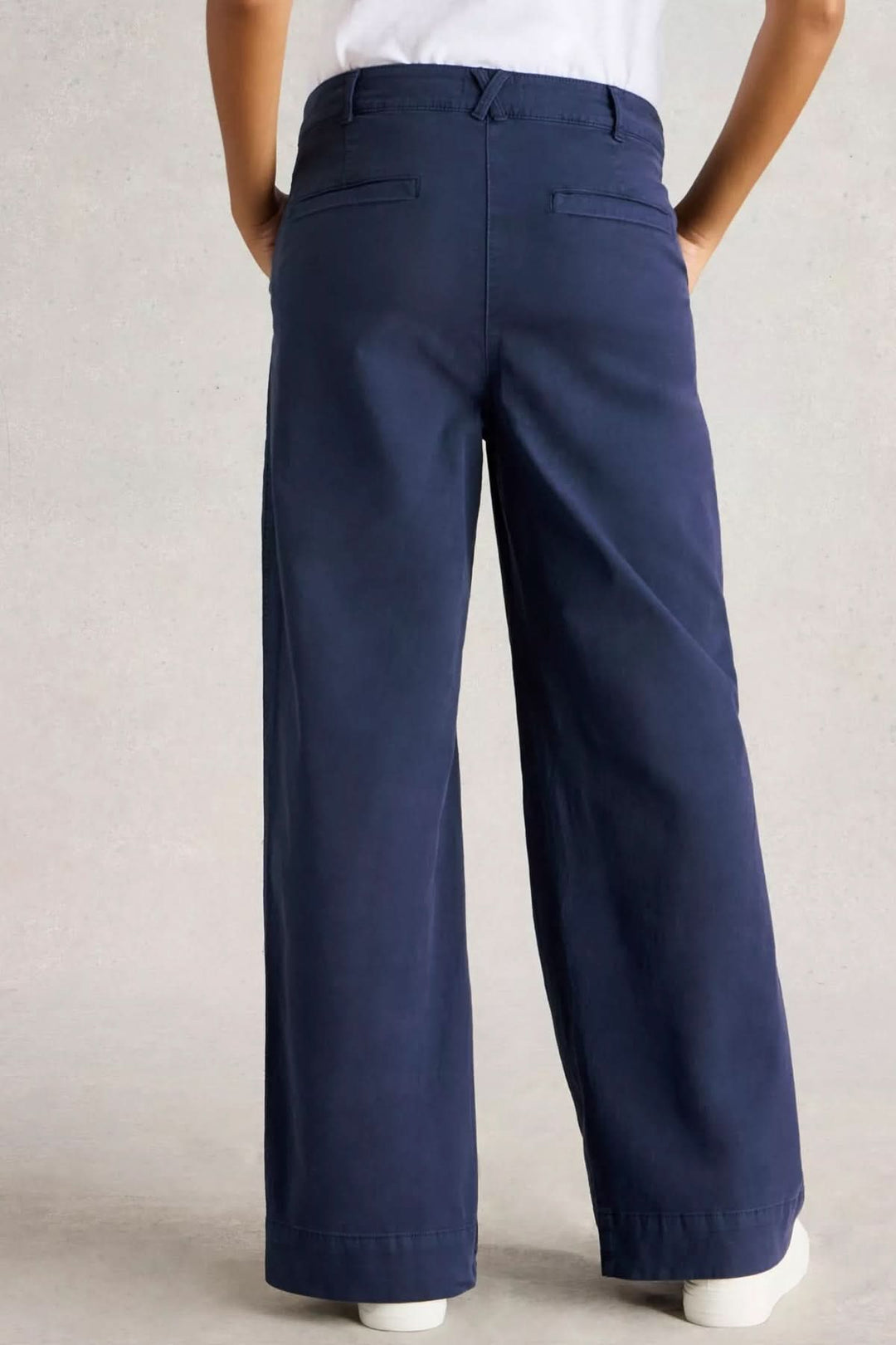 Pantalon ample à la taille haute, coupe large, en tissu doux, vu de dos, style décontracté moderne.