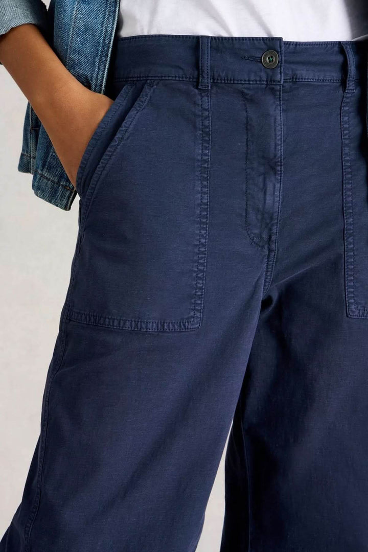 Pantalon ample à la taille haute en tissu structuré, offrant style moderne et confort décontracté.