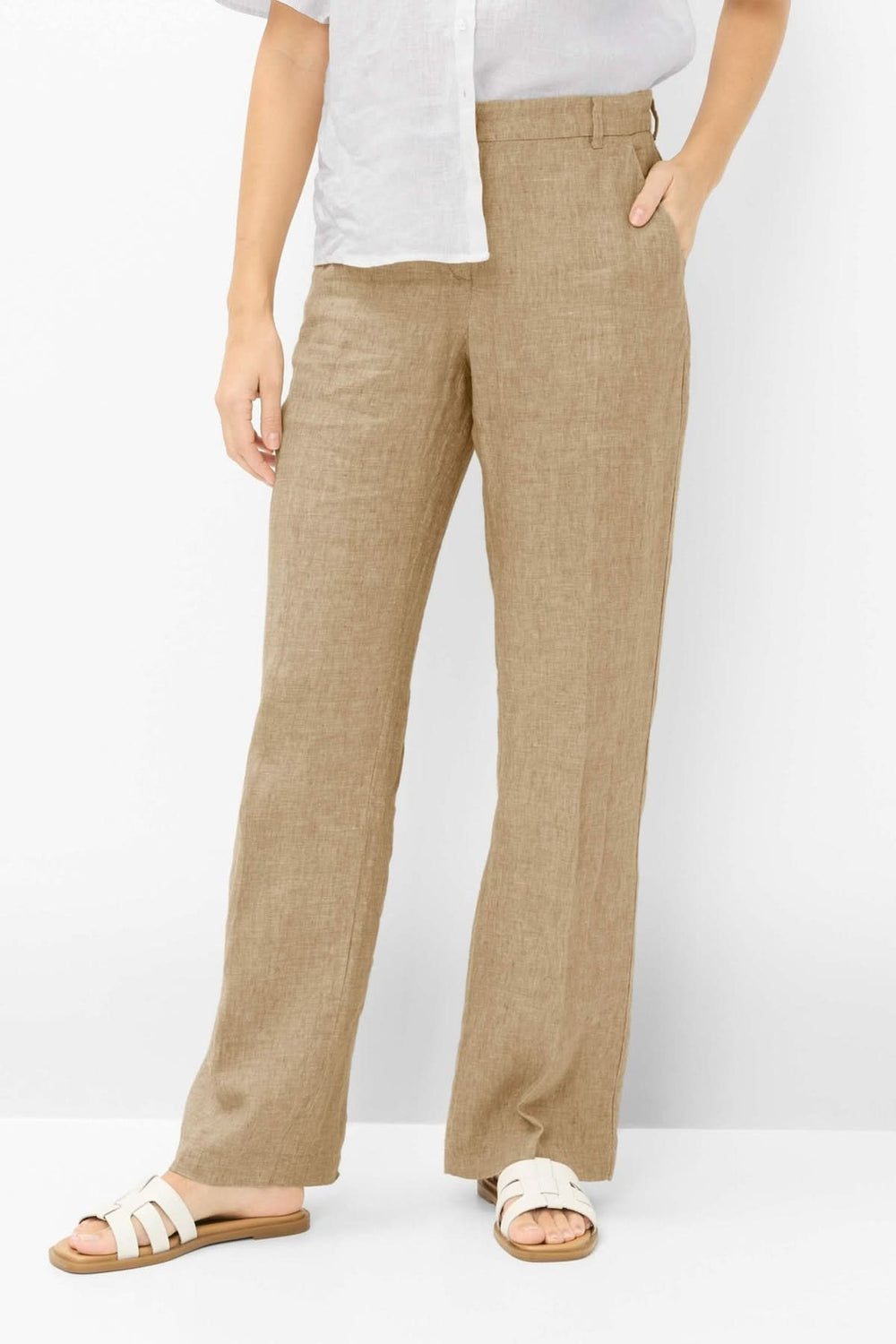 Femme portant Pantalon bande élastique MAINE coupe droite et épurée pour un look moderne et polyvalent.