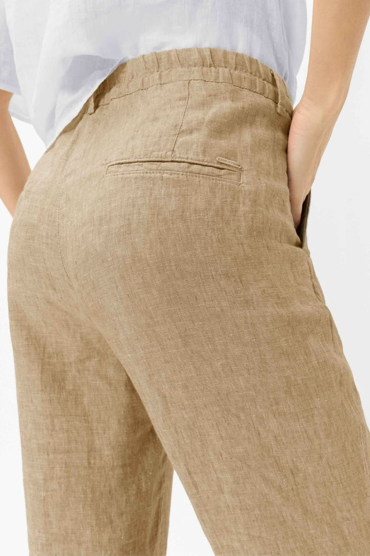 Pantalon bande élastique MAINE en lin beige avec coupe droite moderne pour un style décontracté et élégant.