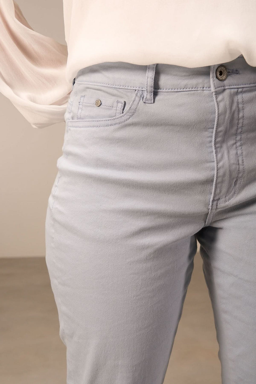 Pantalon bootcut en coton bio, couleur bleu clair, avec style chic et confortable pour un look bohème.