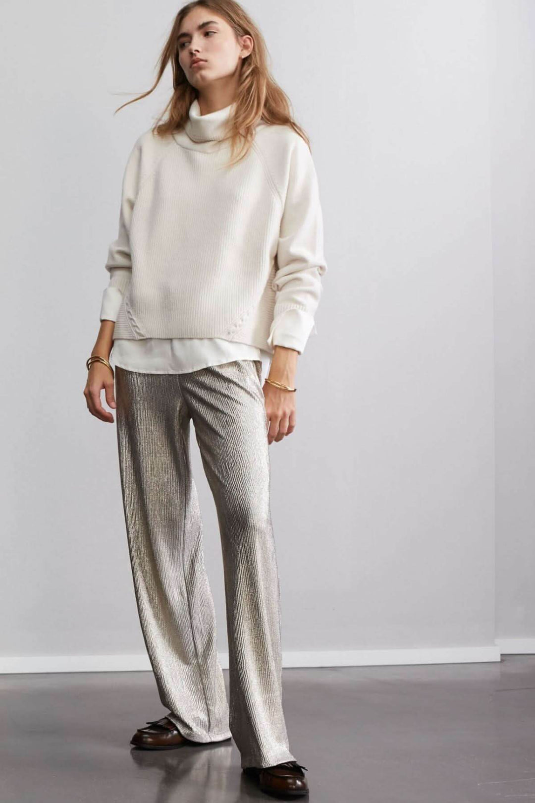 Pantalon brillant et pull décontracté, look chic et confortable pour diverses occasions.
