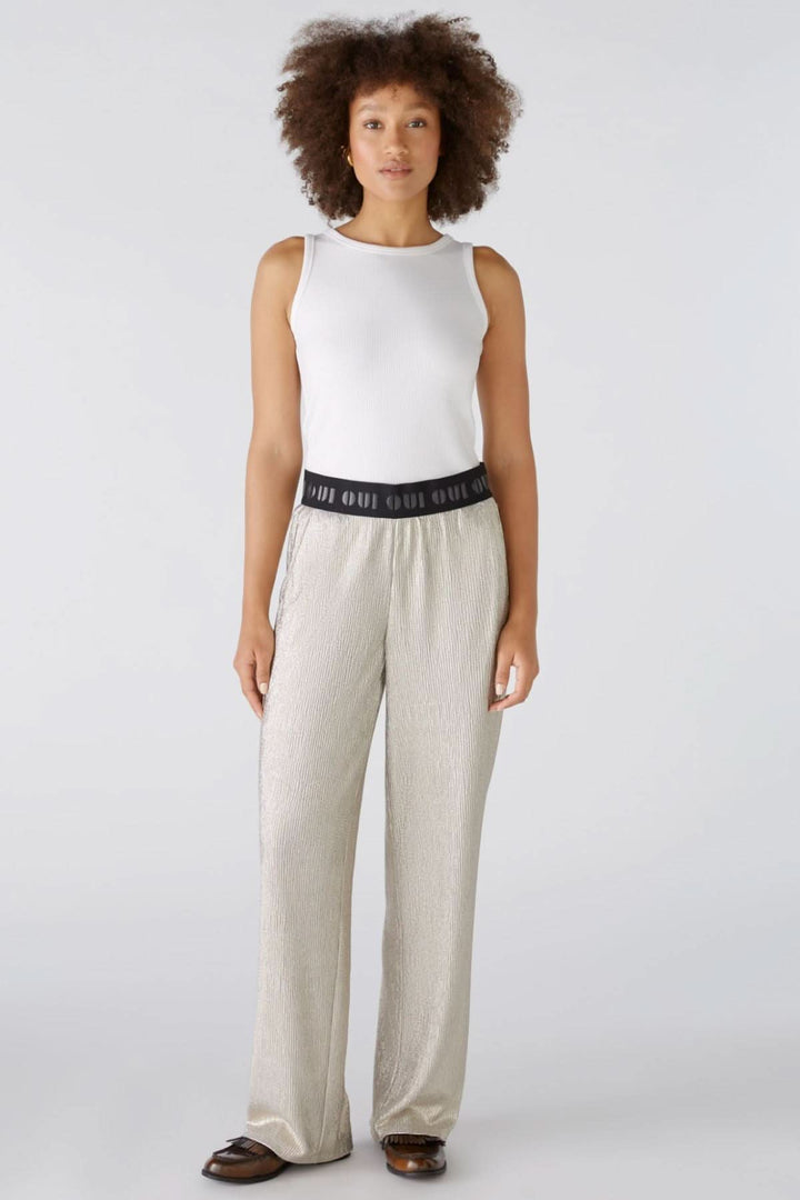 Pantalon brillant et fluide avec ceinture élastiquée, parfait pour des occasions décontractées ou festives.