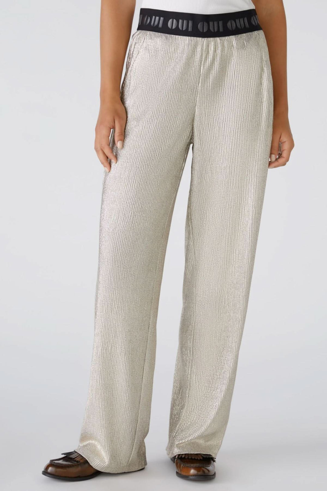 Pantalon brillant fluide avec une finition métallisée, ceinture élastiquée, style décontracté chic.