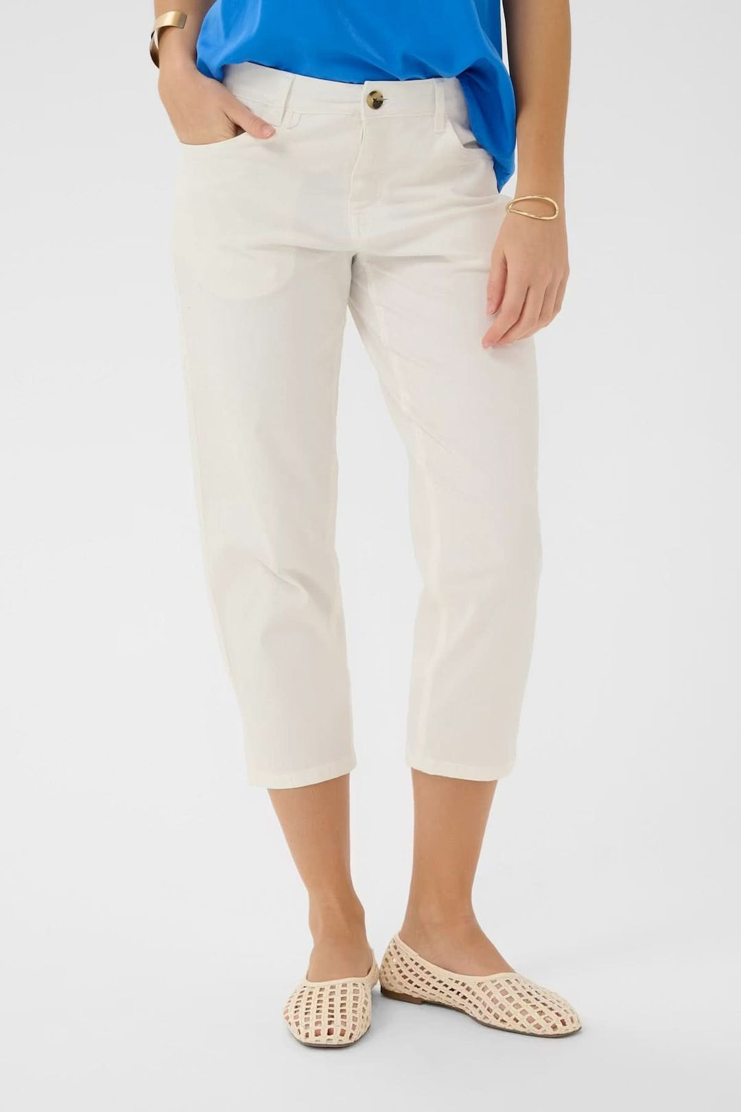 Pantalon capri Berta coupe droite en tissu blanc, longueur mi-mollet avec poches avant et fermeture à bouton visible.