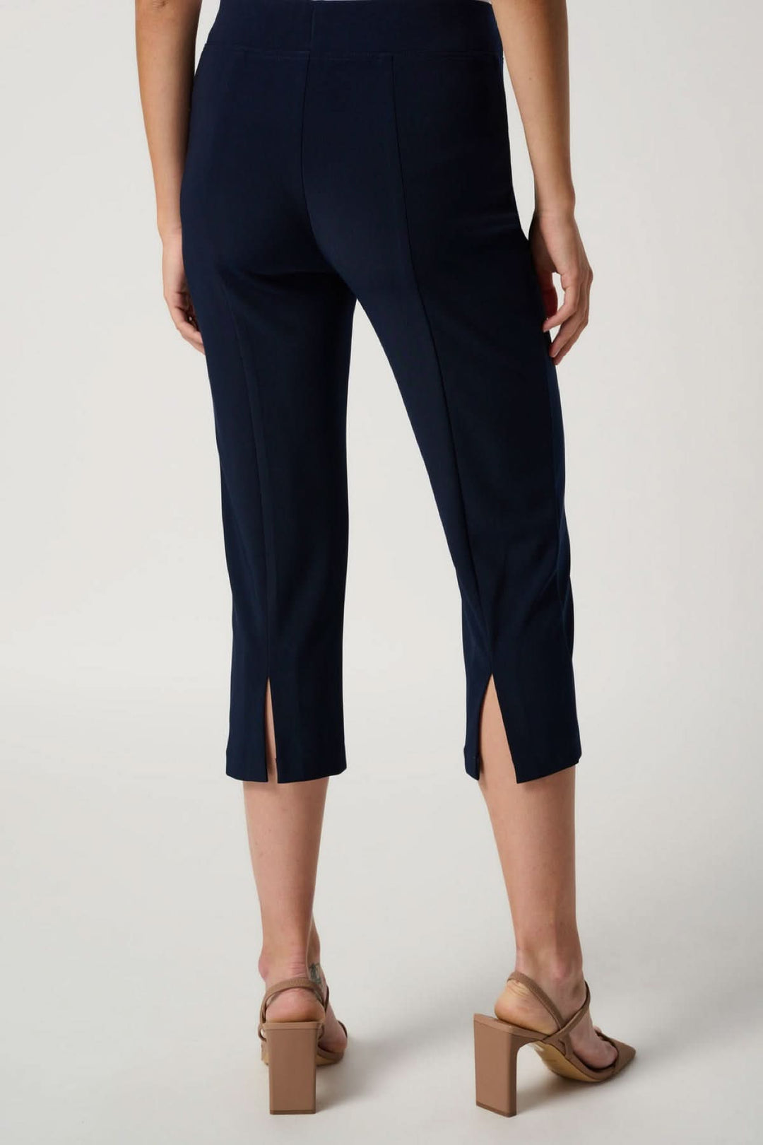 Pantalon capri uni avec fente à l'ourlet, taille haute et look moderne chic, parfait pour allonger la jambe.
