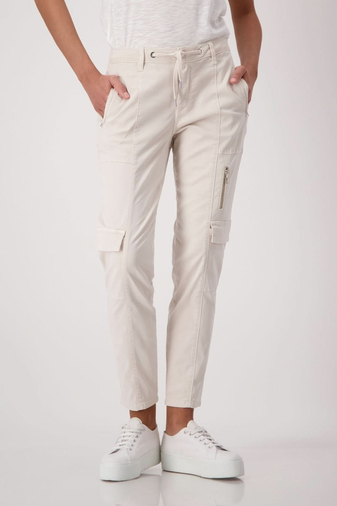 Pantalon cargo en lyocell beige, avec poches et coupe moderne, idéal pour une tenue décontractée et tendance.