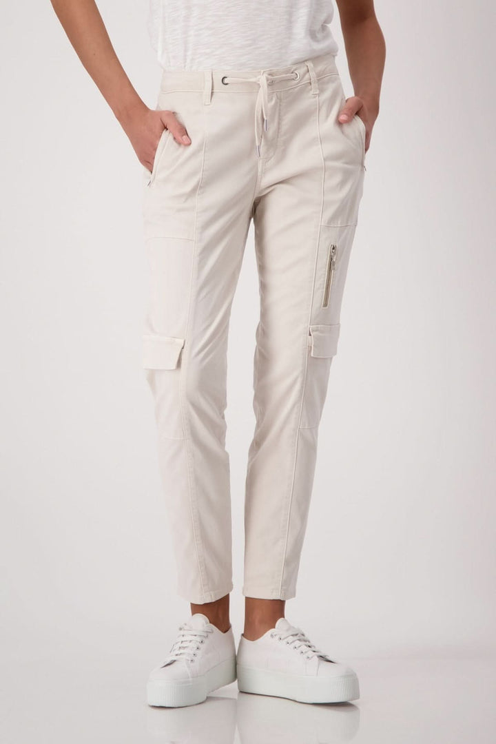 Pantalon cargo en lyocell beige, avec poches et coupe moderne, idéal pour une tenue décontractée et tendance.