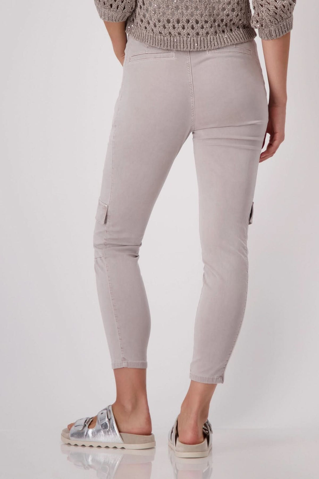 Pantalon cargo en lyocell, beige, avec poches, porté avec des sandales, vue arrière.