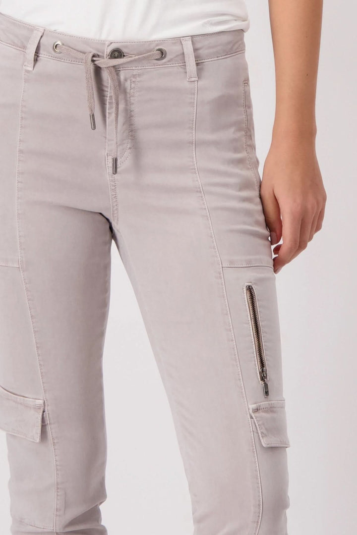 Pantalon cargo en lyocell, couleur mélange, avec détail de zippé et taille ajustée, idéal pour un look décontracté.