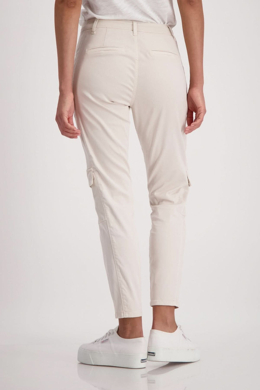 Pantalon cargo beige en mélange de lyocell, vue arrière, confort et style décontracté.