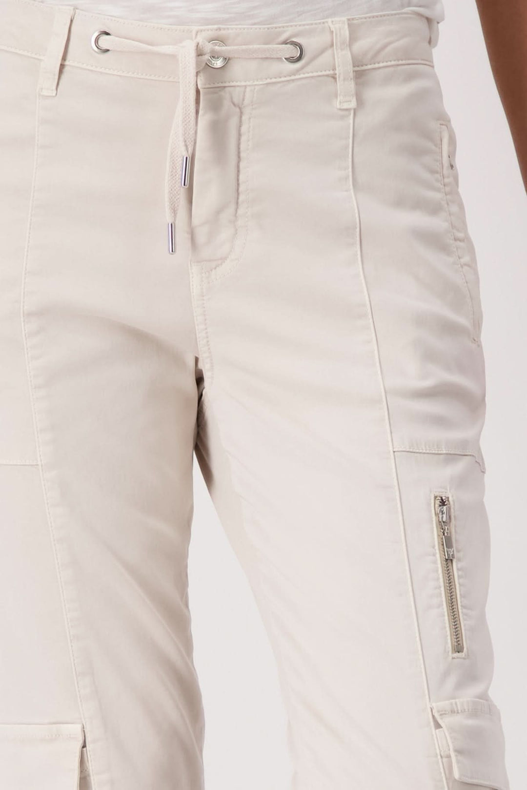 Pantalon cargo en mélange de lyocell, couleur beige, offrant confort et style décontracté.
