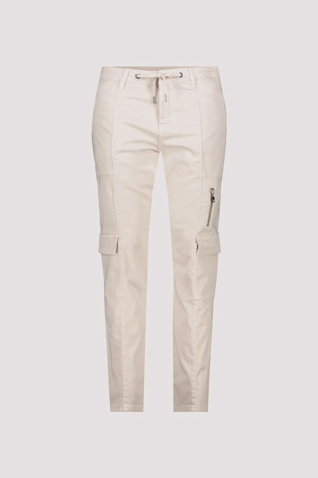 Pantalon cargo en lyocell beige, confortable et tendance, avec poches zippées et taille ajustable.