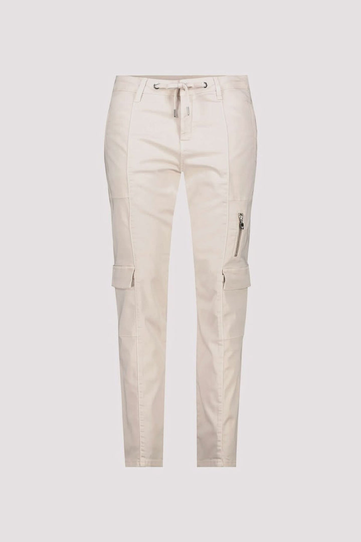 Pantalon cargo en lyocell beige, confortable et tendance, avec poches zippées et taille ajustable.