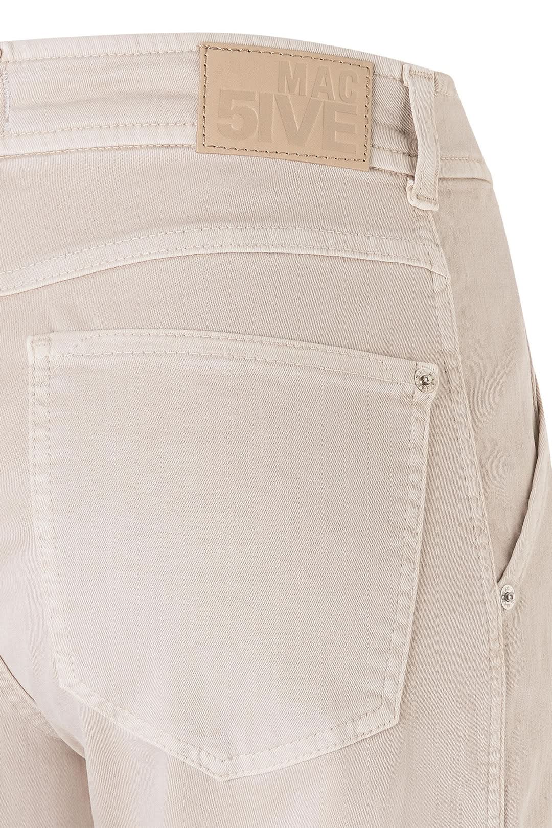 Détail du pantalon cargo Ruby 2.3 en gabardine stretch ivoire avec poches utilitaires.