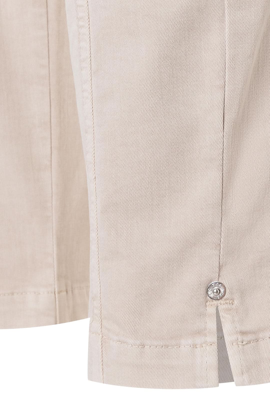 Pantalon cargo Ruby 2.3 en gabardine stretch ivoire antique, détail moderne et élégant, poches utilitaires