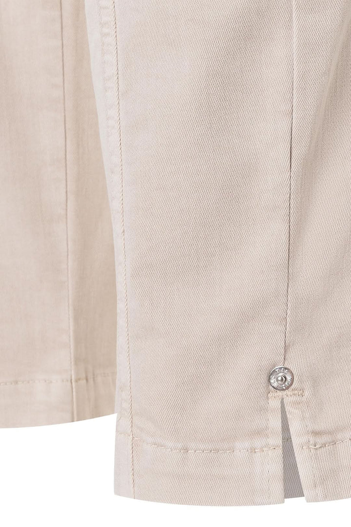 Pantalon cargo Ruby 2.3 en gabardine stretch ivoire antique, détail moderne et élégant, poches utilitaires