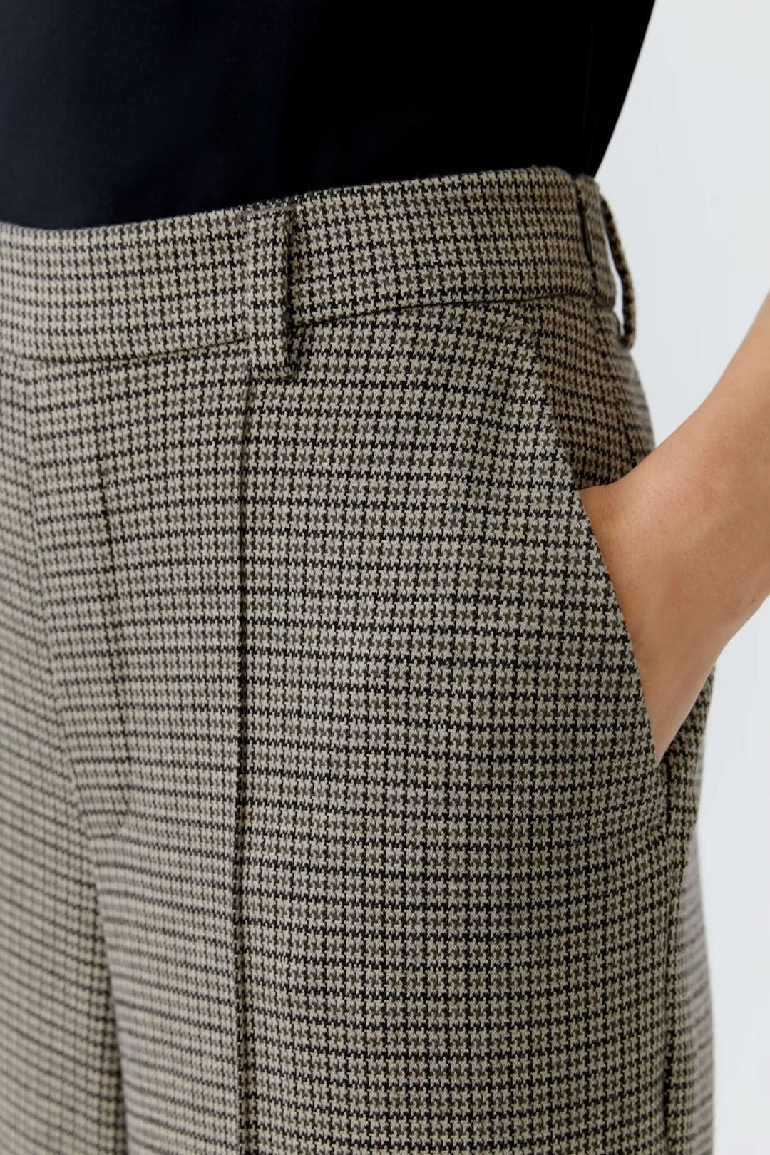 Pantalon à carreaux large et fluide avec plis français, taille régulière, idéal pour un look professionnel élégant. Décris moi ce produit en français.