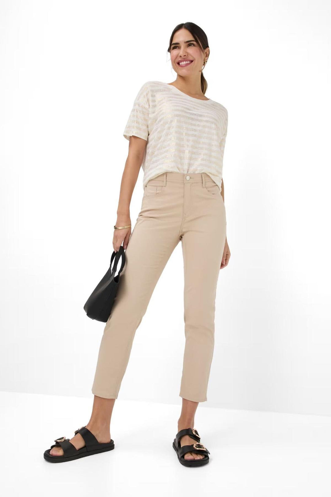 Femme portant le pantalon chino MARY S ultra léger, style décontracté, avec un t-shirt rayé et des sandales noires.