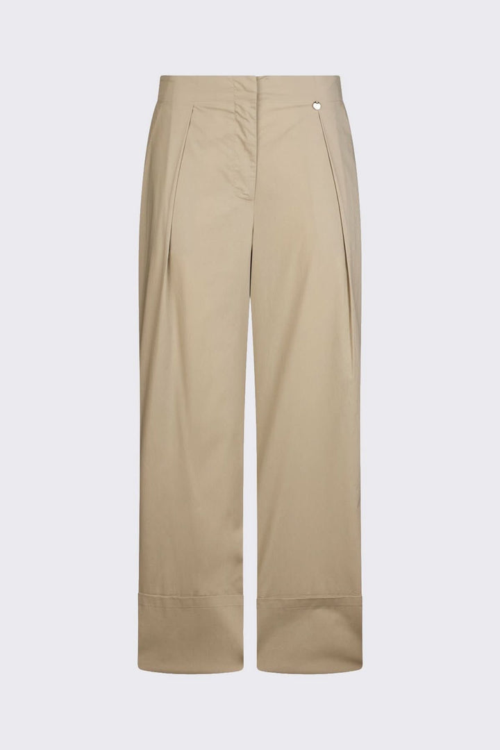 Pantalon chino à jambe large beige avec tissu structuré, poches latérales et finition revers. Décris moi le produit en français.