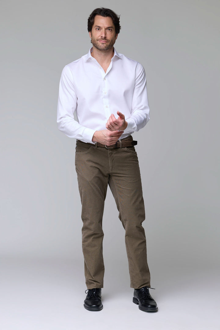 Homme portant un pantalon cinq poches en velours côtelé, élégant et confortable, idéal pour le bureau et sorties décontractées.
