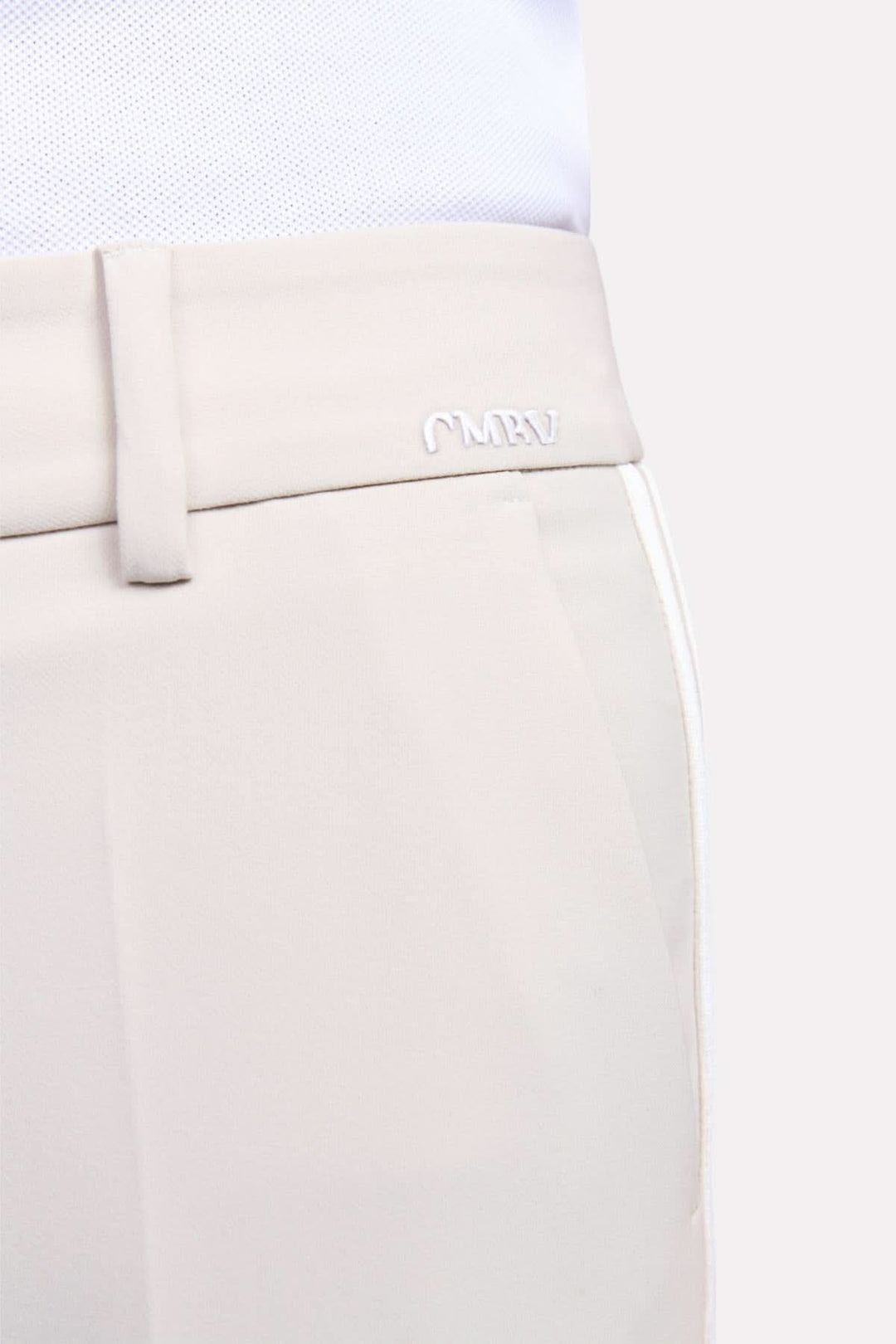 Détail du pantalon classique Amelie, coupe droite et jambe large avec bandes contrastantes.