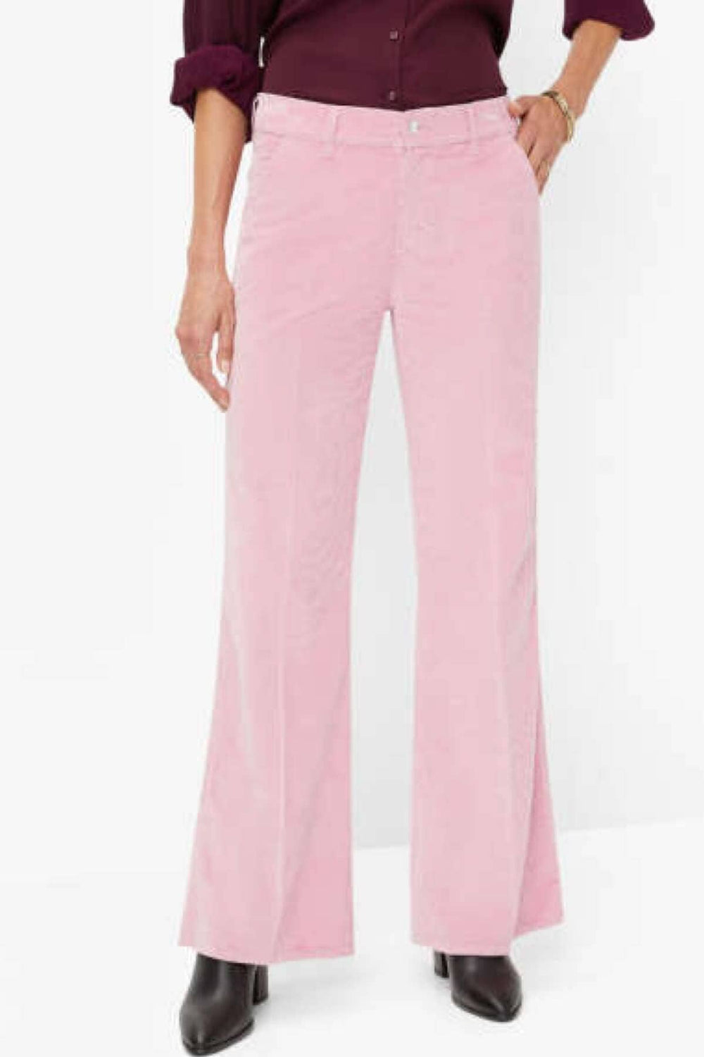 Pantalon corduroy Maine rose, à cinq poches, coupe régulière et large, parfait pour un look élégant et sophistiqué.