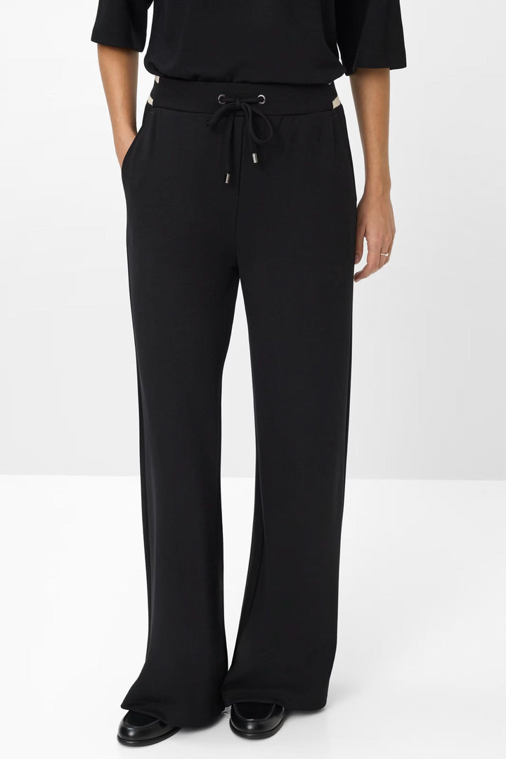 Pantalon coupe Maine noir, ample et confortable, avec taille élastique et cordon de serrage pour un look moderne.