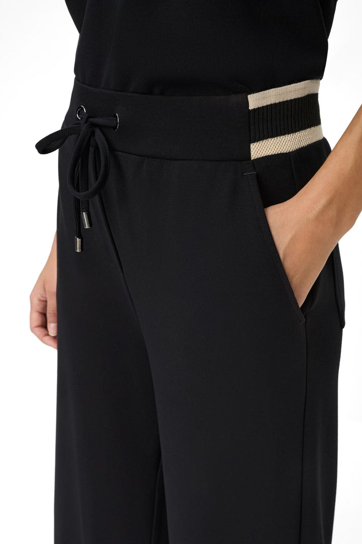 Pantalon coupe Maine, élastiqué avec cordon, détails contrastés, style chic-décontracté.