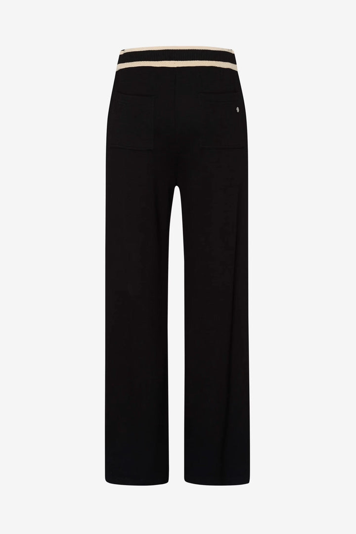Pantalon coupe Maine noir à taille élastiquée, coupe large et détails modernes au dos.