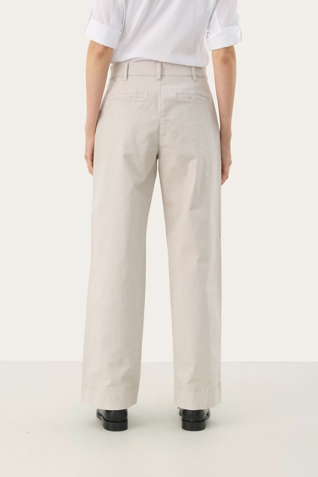 Vue arrière du pantalon à coupe droite en coton pour un style moderne et élégant.