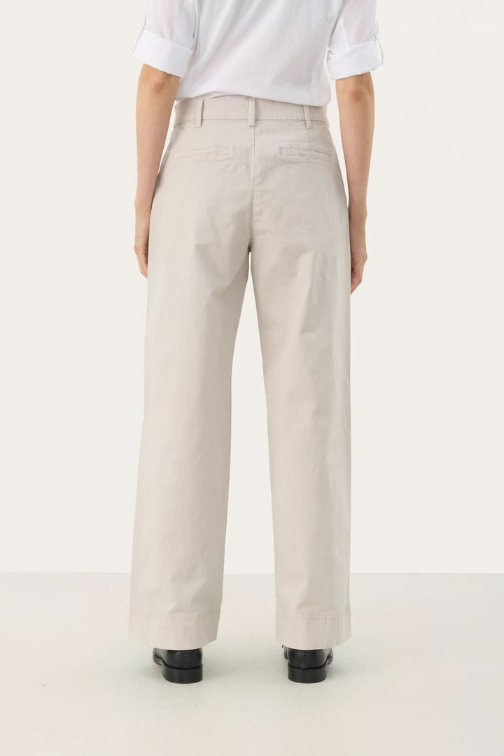 Vue arrière du pantalon à coupe droite en coton pour un style moderne et élégant.