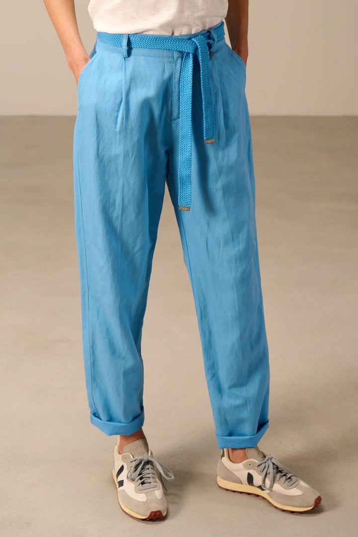 Homme portant un pantalon à coupe droite avec ceinture tressée et poches latérales, style décontracté pour l&