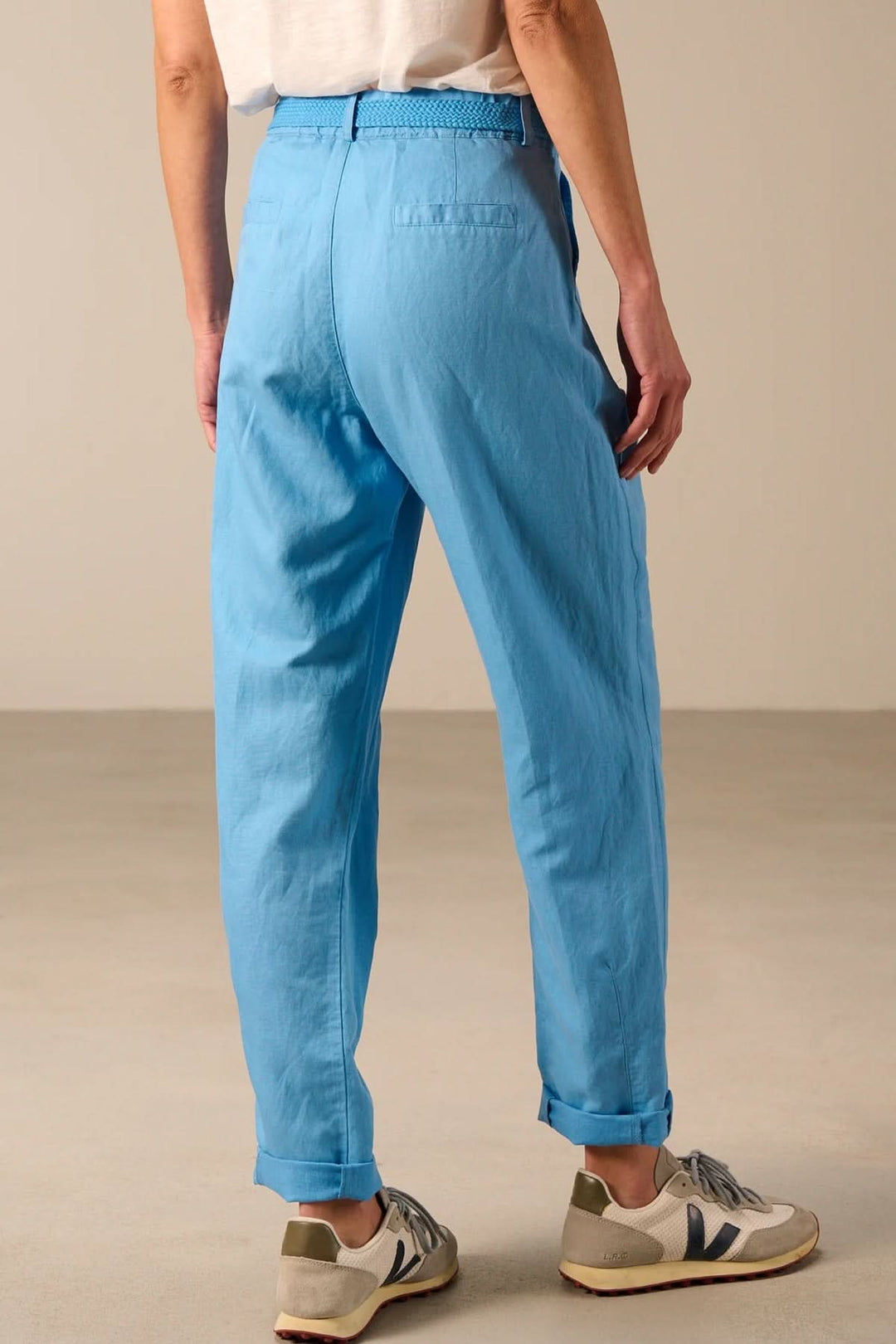 Arrière du pantalon à coupe droite avec ceinture tressée en bleu, montrant le style moderne et estival pour homme