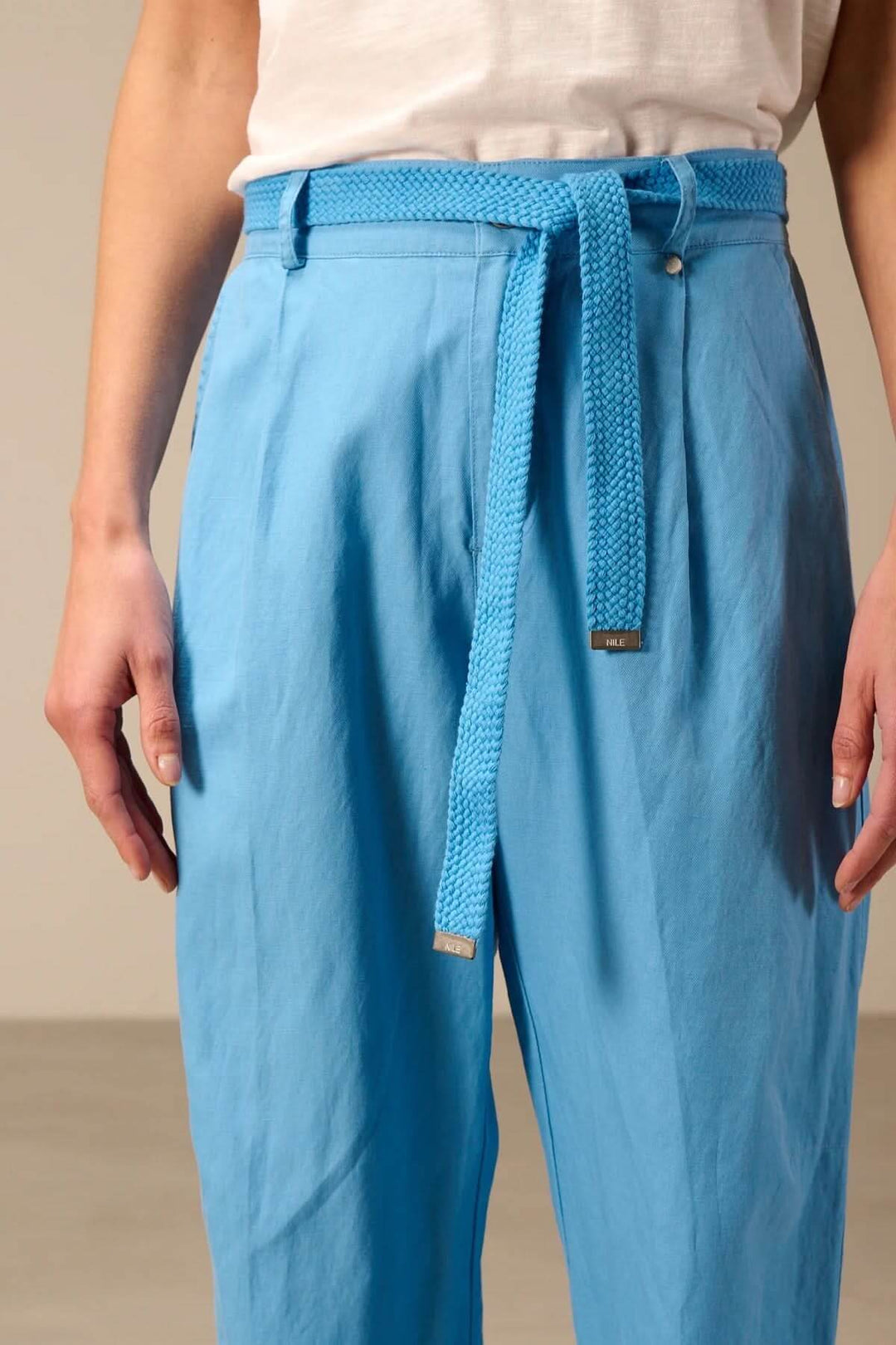 Pantalon à coupe droite avec ceinture tressée en bleu offrant une allure moderne et décontractée pour la saison estivale.