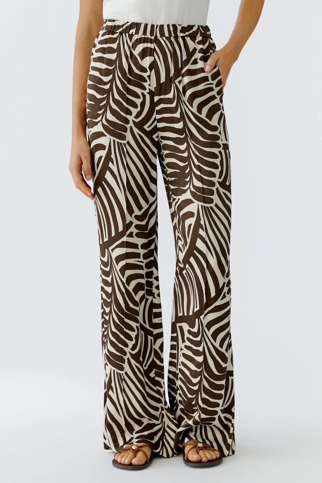 Femme portant un pantalon coupe droite texturé à motifs, élégant et confortable pour un look chic et décontracté. Pantalon coupe droite texturé.