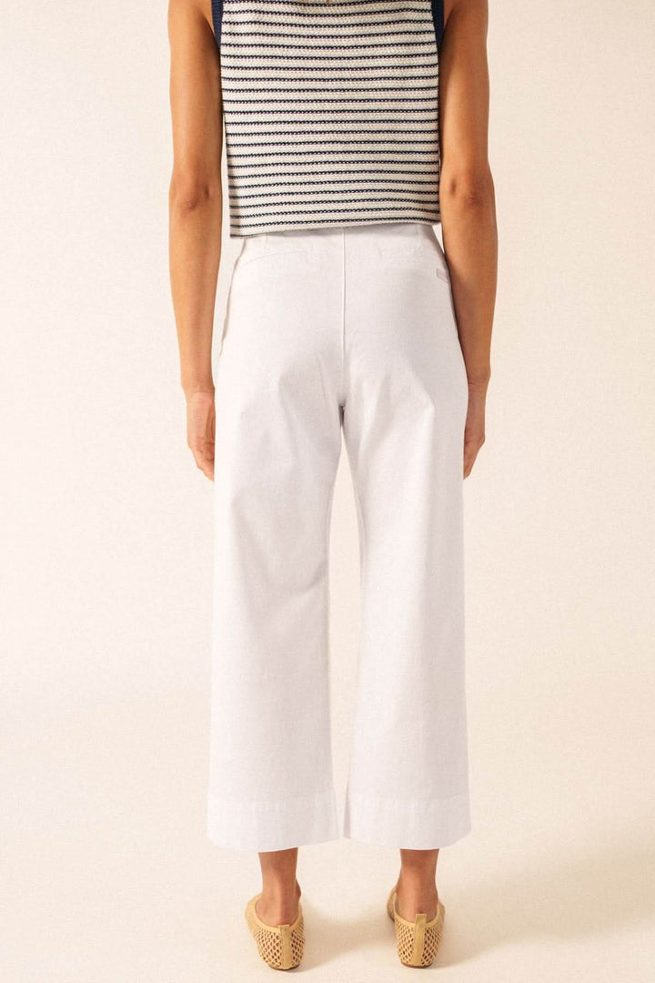 Pantalon de coton CHIARA avec coupe culotte ample, taille haute, et longueur raccourcie pour un look moderne et confortable.