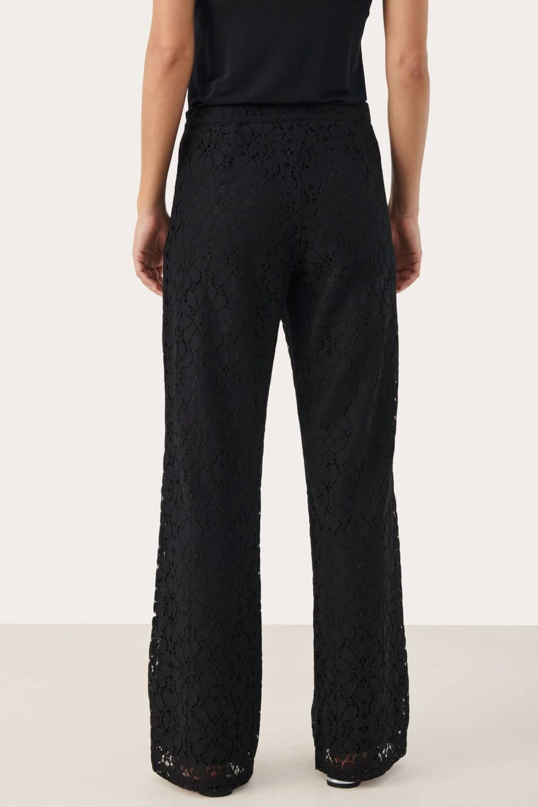Pantalon de dentelle noir habillé, coupe classique, jambe droite, vue arrière, taille régulière.