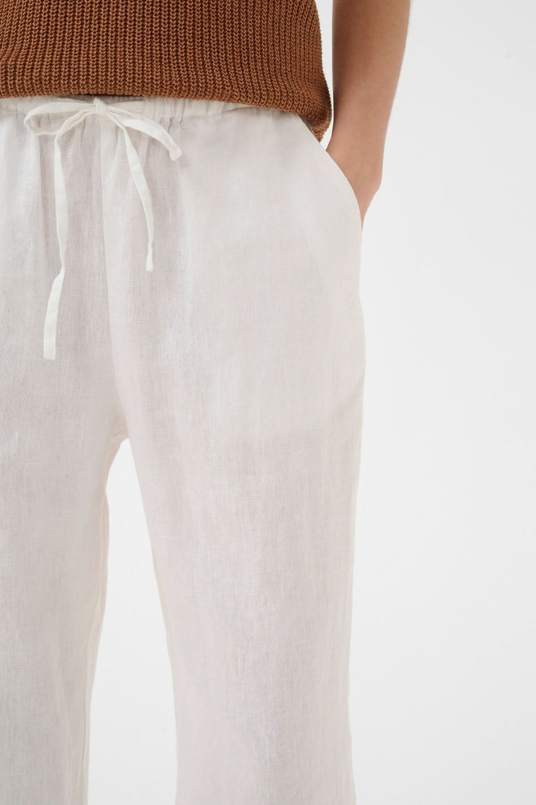 Pantalon de lin Berita fluide à taille élastique avec cordon, idéal pour un style décontracté et estival, vue de près.