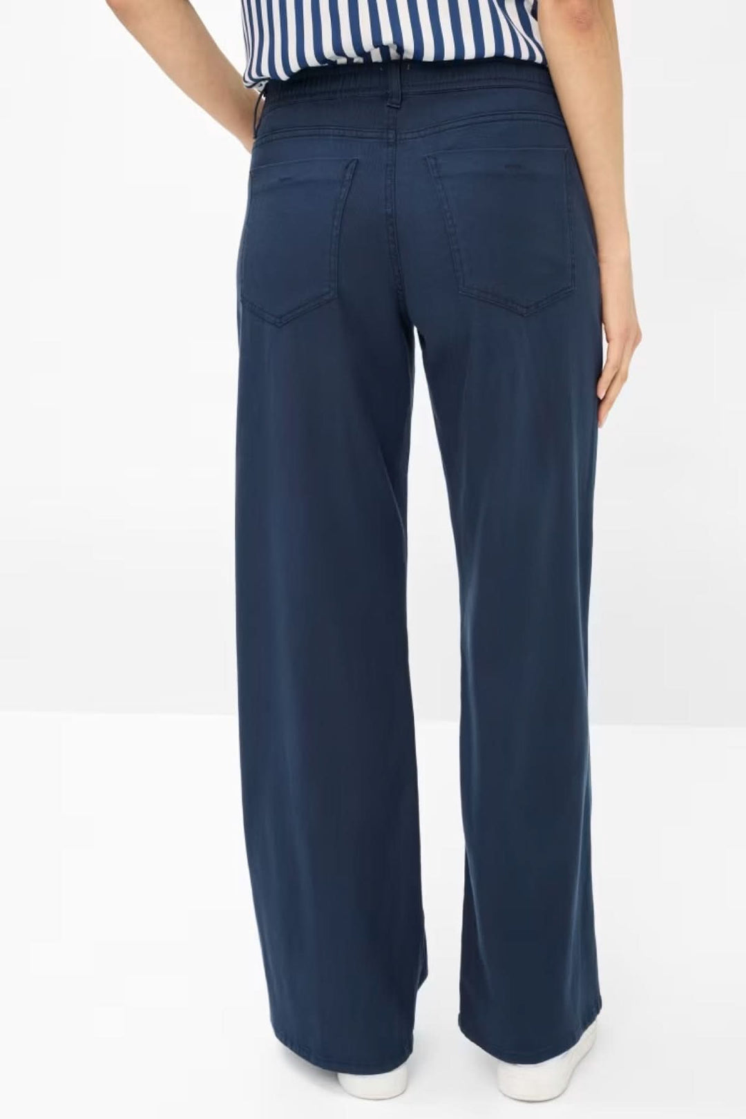 Pantalon large de style Maine, vue arrière mettant en valeur la taille élastiquée et la coupe fluide.