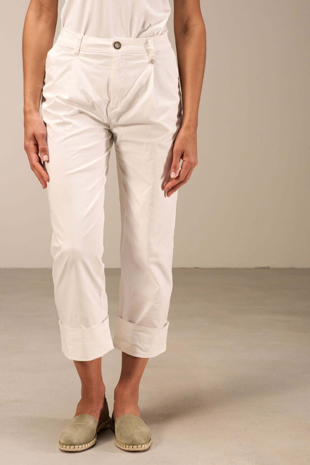 Pantalon droit 7/8 en coton léger, avec plis français à la taille et bas retroussés pour un look estival élégant.