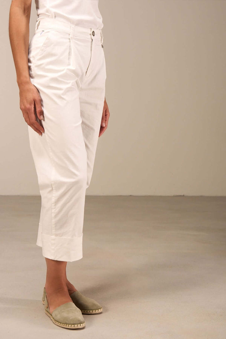 Pantalon droit 7/8 blanc en coton léger, avec plis français et bas retroussés, parfait pour un look estival élégant.