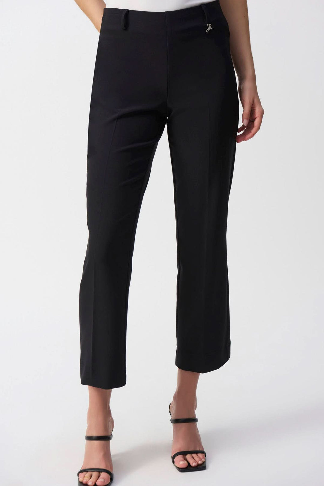 Pantalon droit noir extensible à taille mi-haute avec jambe raccourcie et poches arrière.